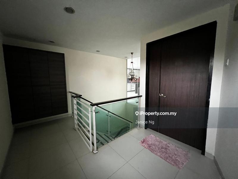 Bungalow House for Sale in Sierramas, Sungai Buloh by Janice Ng - Top floor unit entrance - iProperty.com.my