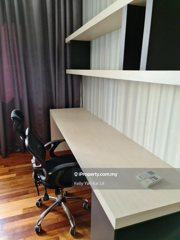 Bungalow House untuk Dijual di Taman Melawati, Ulu Kelang oleh Kelly Yan Kai Lit - Bedroom 1 built in study table - iProperty.com.my