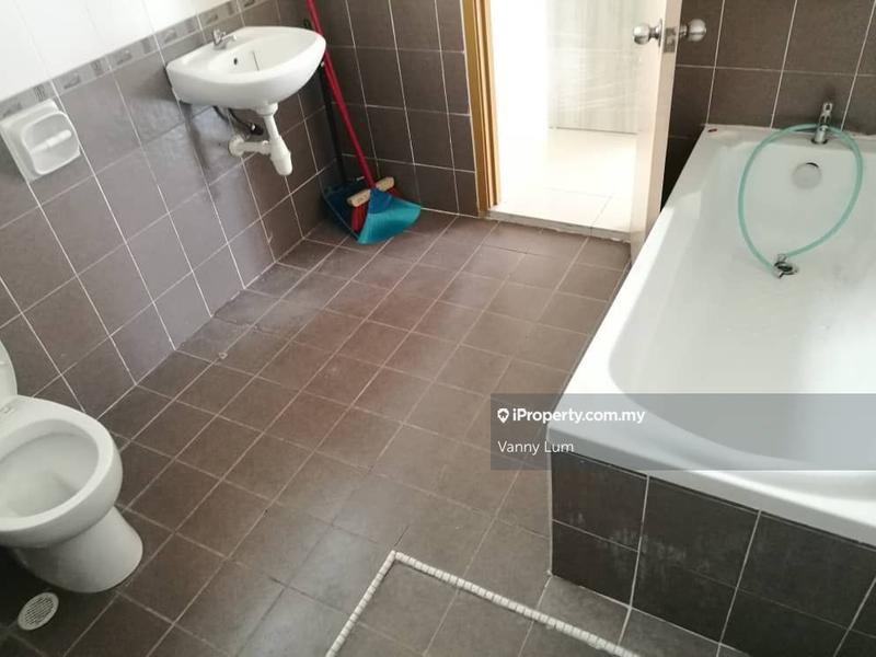 Rumah Berkembar untuk Dijual di 3 Storey corner lot Semi D  Taman Kipark, Puchong, Puchong oleh Vanny Lum - iProperty.com.my