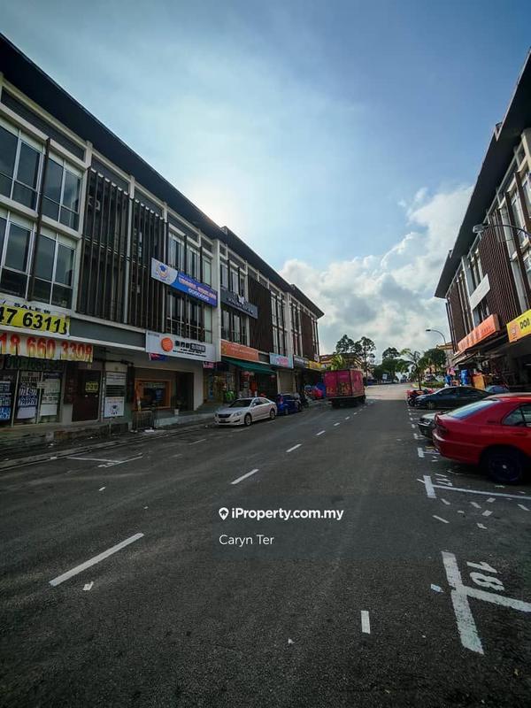 For Sale - Taman Cahaya Kota Puteri ( Intermediate Lot ) 3-Storey Commercial Shoplot