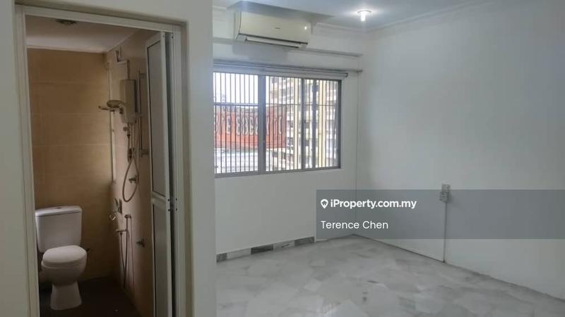 Kondominium untuk Dijual di Petaling Indah Condominiums oleh Terence Chen - Bathroom - iProperty.com.my