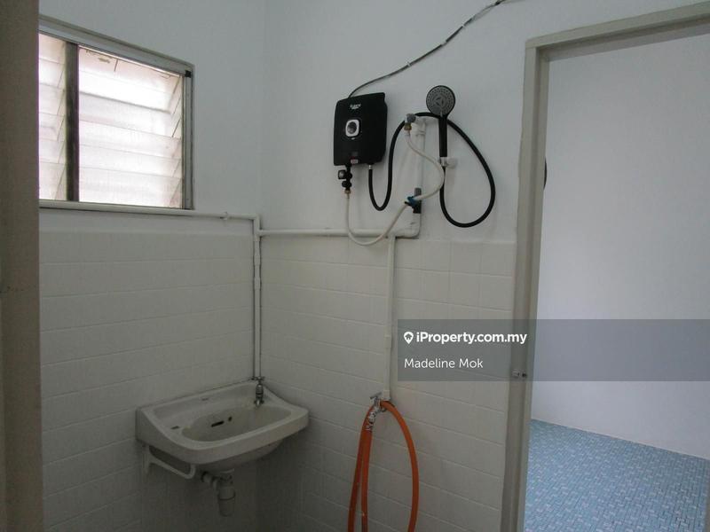 Banglo untuk Dijual di Taman Desa, Kuala Lumpur oleh Madeline Mok - Adjoining Bathroom - iProperty.com.my