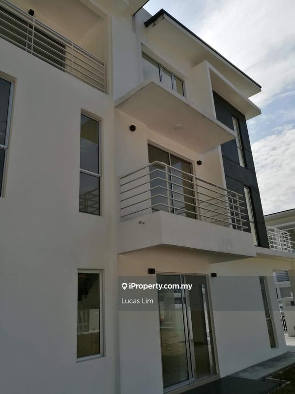 Rumah Teres 3-Tingkat untuk Dijual di Taman Desa Serdang, Seri Kembangan oleh Lucas Lim - iProperty.com.my