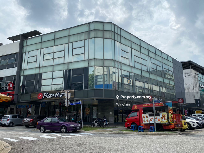 For Sale - 3 STOREY SPACIOUS CORNER POTENTIAL ABOVE ROi 5%,THE TRILLIUM LAKEFIELDS