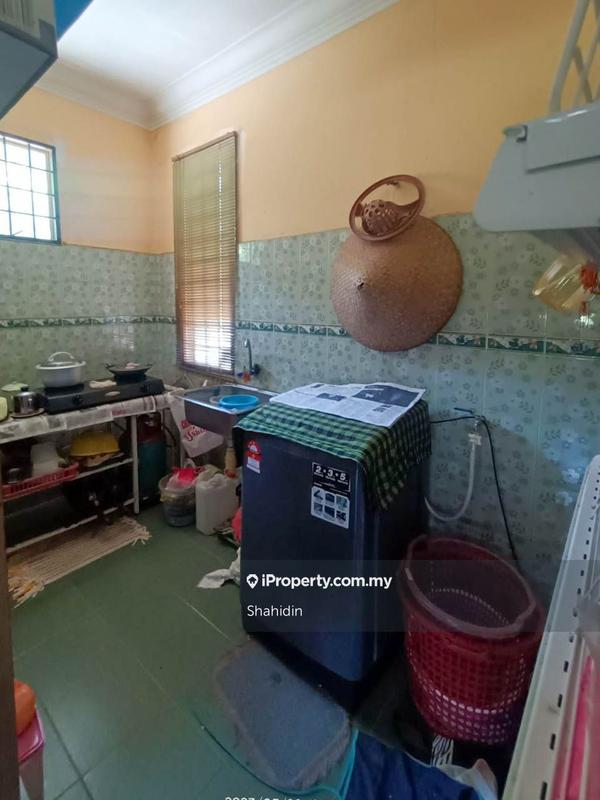 Banglo Tanah untuk Dijual di Linggi, Port Dickson oleh Shahidin - extra space for dry kitchen and laundry - iProperty.com.my