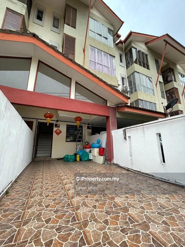 Townhouse untuk Dijual di Amansiara Town Houses , 1st Floor ,Fully Renovated, Rawang oleh Levin Khoo - iProperty.com.my