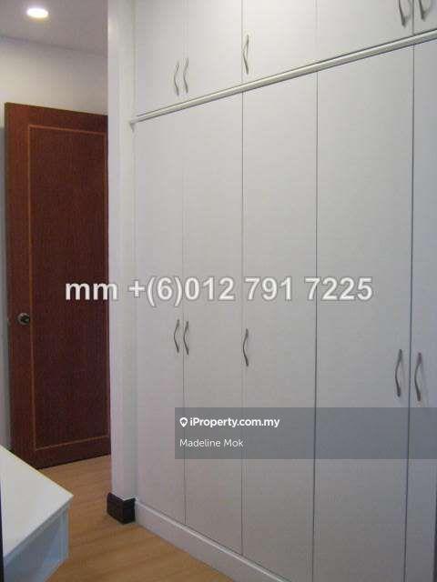 Kondominium untuk Dijual di Araville oleh Madeline Mok - Master Bedroom Built-in Closet - iProperty.com.my