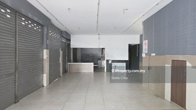 For Rent - Desa Cemerlang ,Ground Floor End Lot, Unblock Face Main Road, LA22*75sf