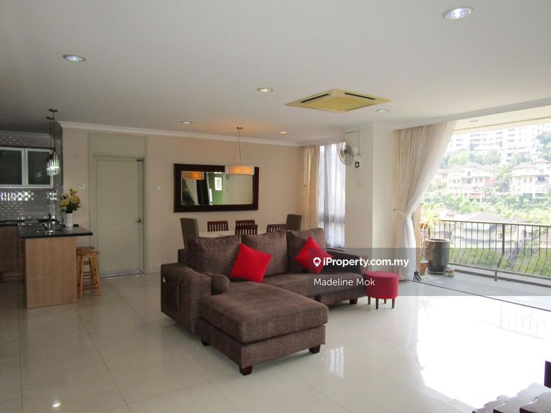 Spacious living & dining rooms