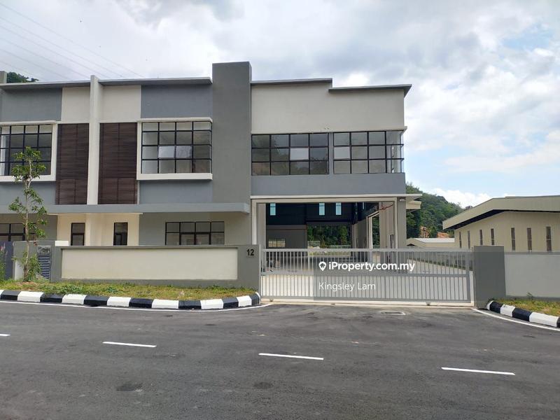 For Rent - Mantin Industrial Park, 1.5 sty Semi D Factory with big land, 200amp