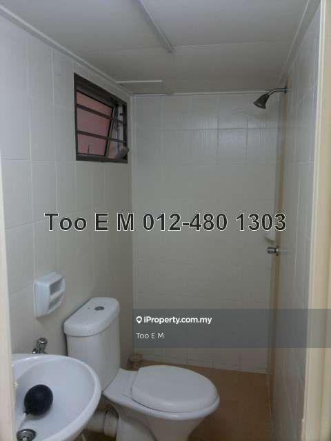 Rumah Bandar untuk Dijual di Taman Amansiara, Rawang oleh Too E M - Master Bathroom - iProperty.com.my