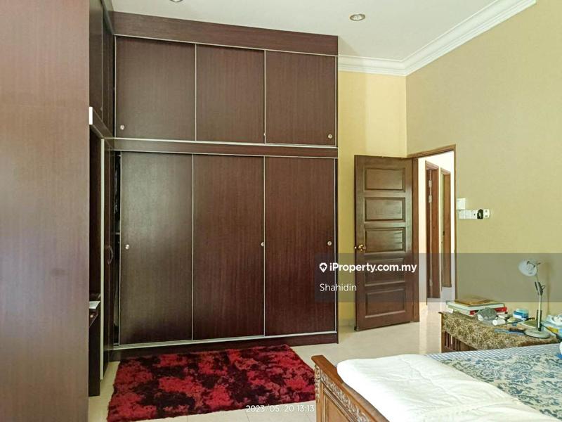 Banglo Tanah untuk Dijual di Linggi, Port Dickson oleh Shahidin - master bedroom with cabinet - iProperty.com.my