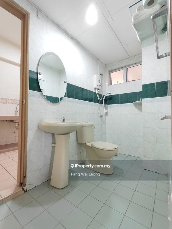 Apartment for Sale in Glory Beach Resort by Pang Wai Leong - iProperty.com.my