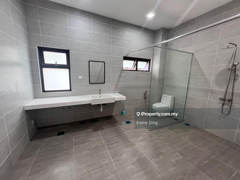 Bungalow House for Sale in Bluwater Estate, Seri Kembangan by Elaine Ding - iProperty.com.my