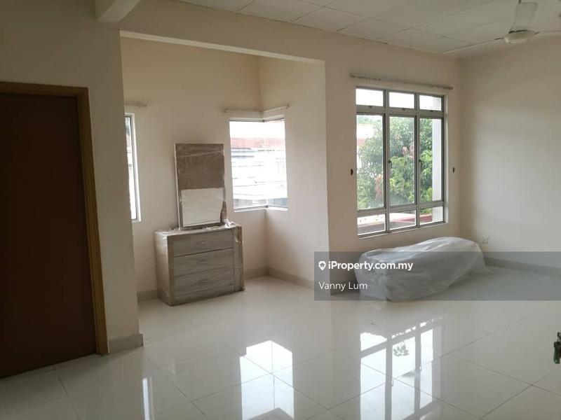 Rumah Berkembar untuk Dijual di 3 Storey corner lot Semi D  Taman Kipark, Puchong, Puchong oleh Vanny Lum - iProperty.com.my