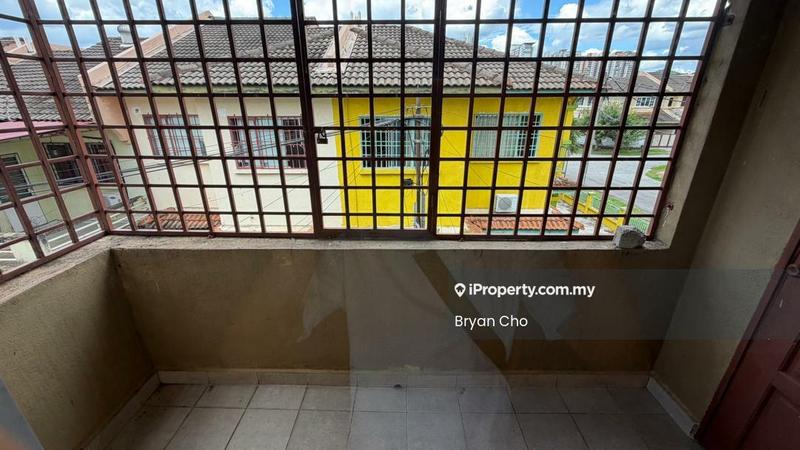 Rumah Berangkai 2 Tingkat untuk Dijual di Taman Prima Saujana, Kajang oleh Bryan Cho - Balcony - iProperty.com.my