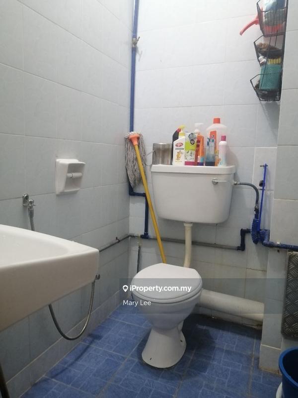Lower floor bathroom