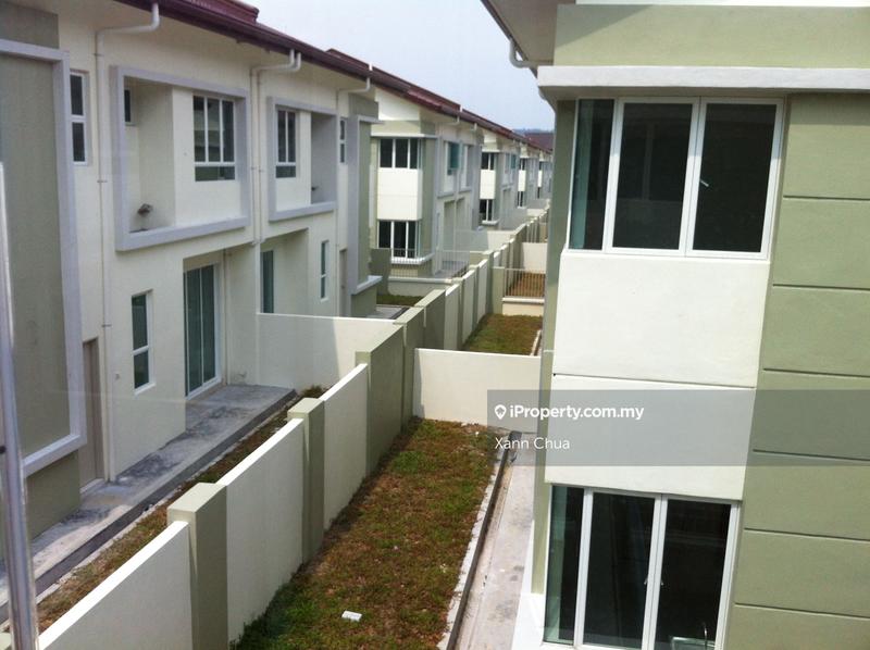 Rumah Berkembar untuk Dijual di Taman Equine, Seri Kembangan oleh Xann Chua - iProperty.com.my