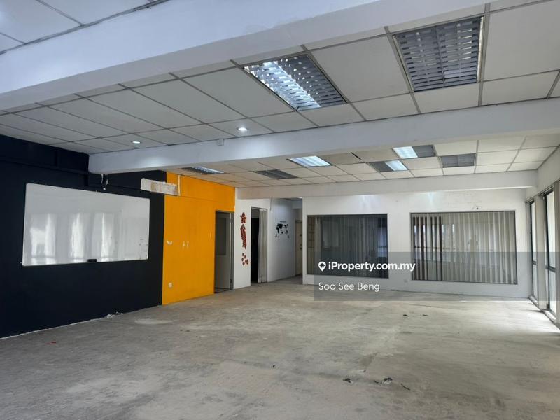 For Rent - Corner lot, level 5, shop office