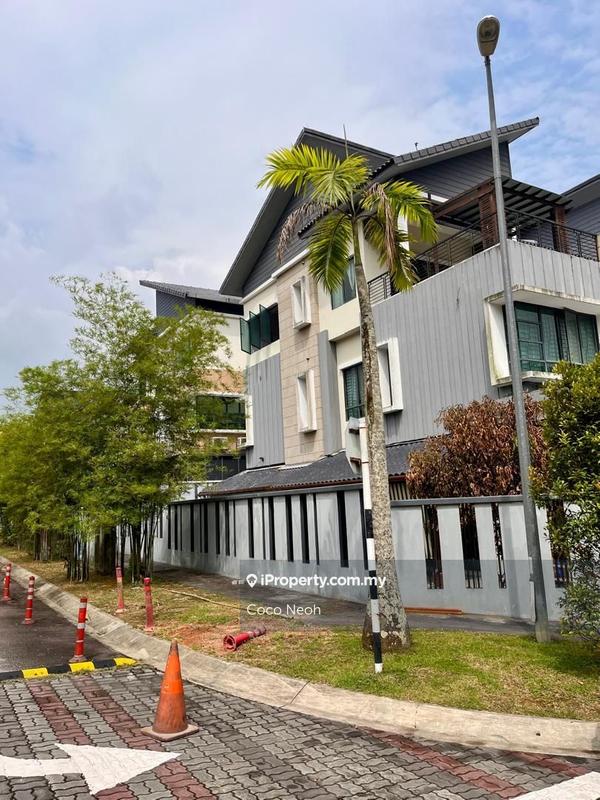 Rumah Berkembar untuk Dijual di Kinrara Hill Puchong 3 Storey SemiD Corner unit, Puchong oleh Coco Neoh - iProperty.com.my