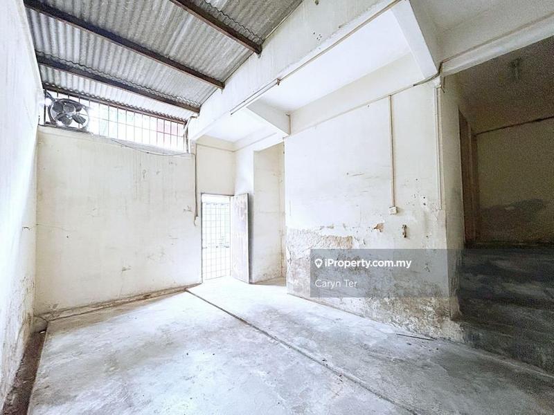 For Rent - Taman Johor Jaya 3 Storey Shoplot ( Whole Block )