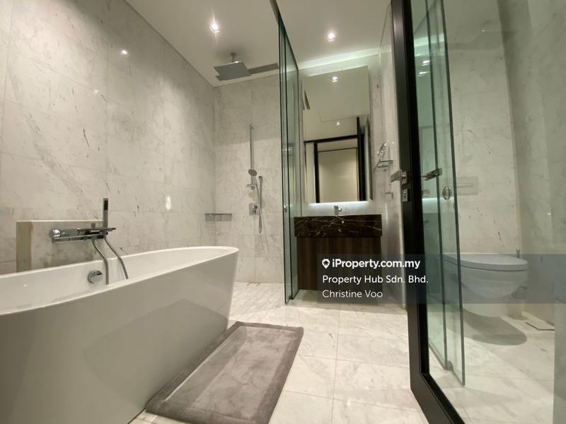 Service Residence for Sale in Banyan Tree Signatures by Christine Voo - Masterbathroom with top notch sanitary and bathtub - iProperty.com.my