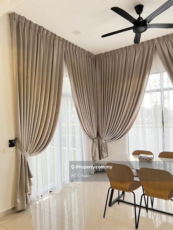 Rumah Berangkai 2 Tingkat untuk Disewa di AVENHAM GARDEN, Eco Grandeur, Puncak Alam oleh KC Cheah - Peaceful views of the garden from dining area - iProperty.com.my