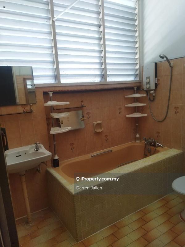 Semi-Detached House for Sale in Permai Jaya, Tanjung Bungah by Darren Jalleh - Upstairs common bathroom - iProperty.com.my