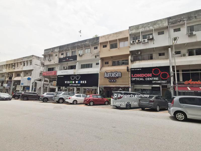 For Sale - Facing Inner Square Good Location with High Exposure 4 Storeys Shop Damansara Utama