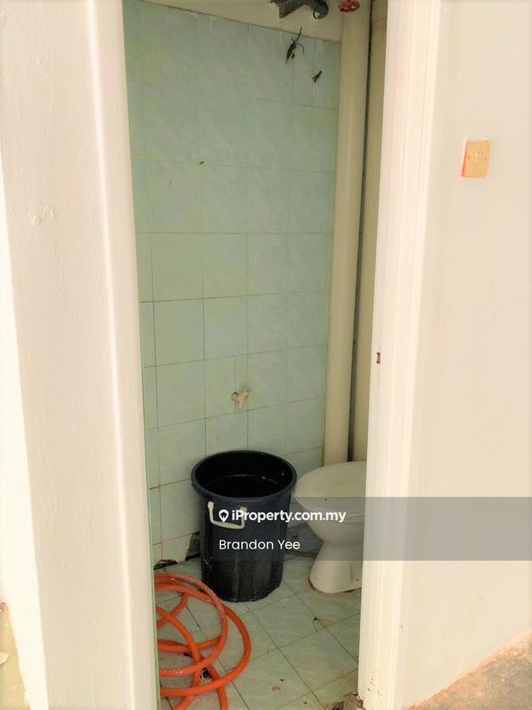 Kedai untuk Dijual di Bandar Putra Permai, Seri Kembangan oleh Brandon Yee - Bathroom - iProperty.com.my