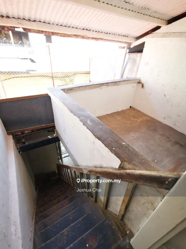 Kedai untuk Dijual di Georgetown, George Town oleh Joshua Chai - Staircase leading to upstairs level. - iProperty.com.my