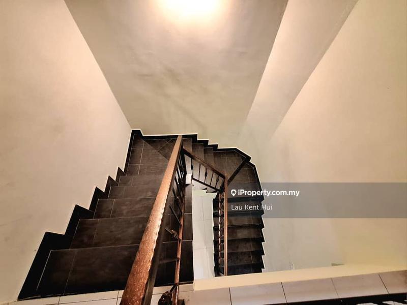 Rumah Teres 2-Tingkat untuk Dijual di Taman Pinggiran Putra, Seri Kembangan oleh Lau Kent Hui - iProperty.com.my
