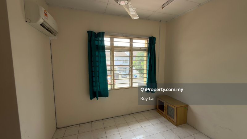 Rumah Teres 2-Tingkat untuk Dijual di Lestari Putra, Seri Kembangan oleh Roy Lai - iProperty.com.my
