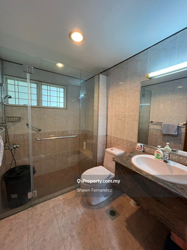 Banglo untuk Dijual di Bukit Damansara, Damansara Heights oleh Shawn Fernandez - Ground Floor attached Bathroom - iProperty.com.my