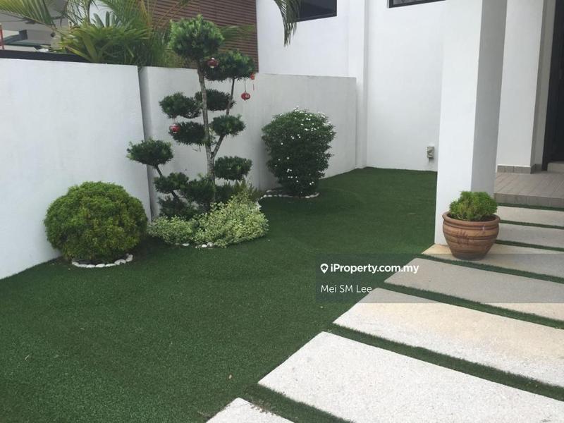 Twin Palms, Sungai Long 