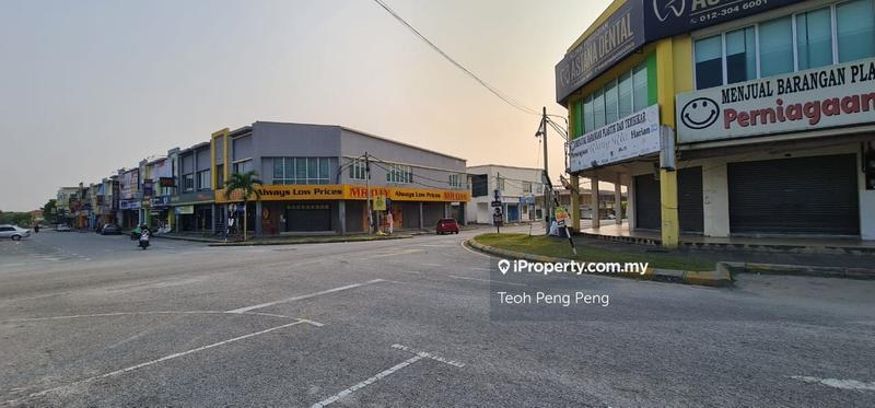 For Sale - 3 Storeys Corner Shop for SALE at Bandar Saujana Utama, Sungai Buloh. Malay Area.