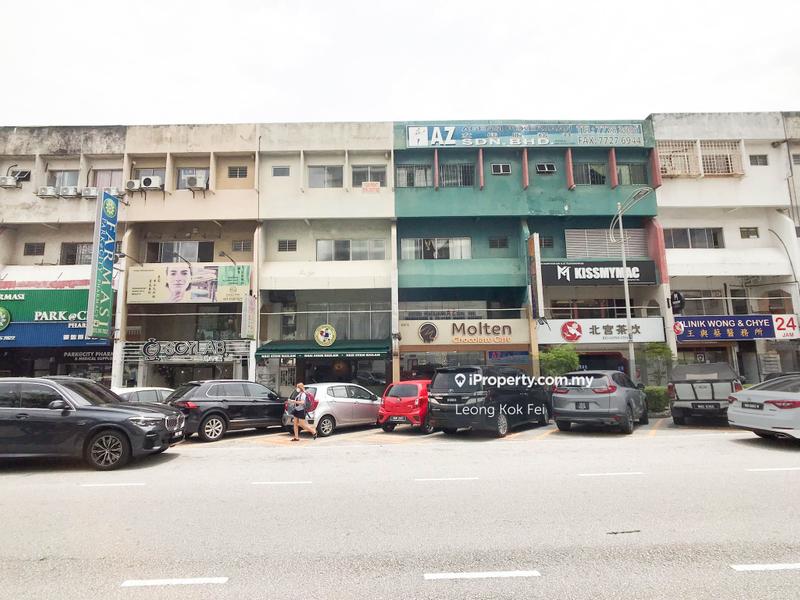 For Sale - Facing Inner Square Good Location with High Exposure 4 Storeys Shop Damansara Utama