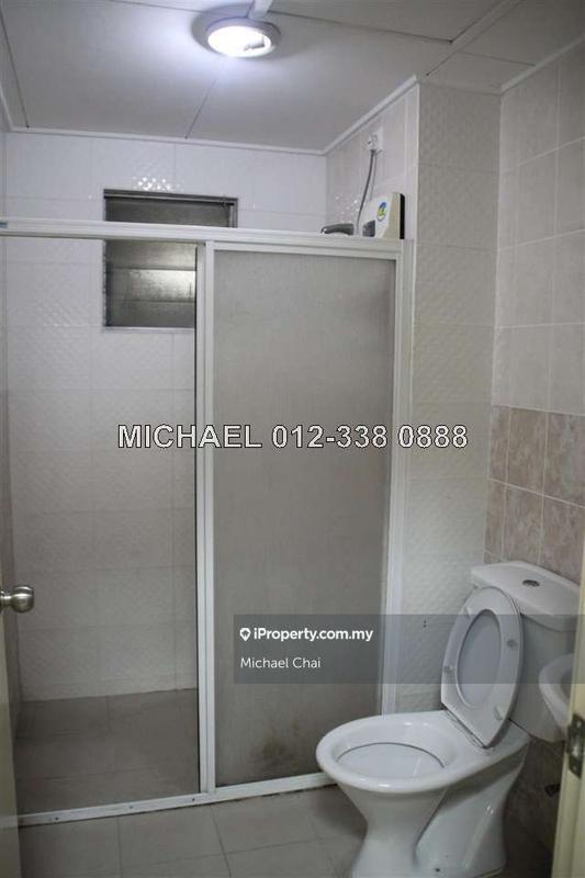 Master Bedroom Toilet 1