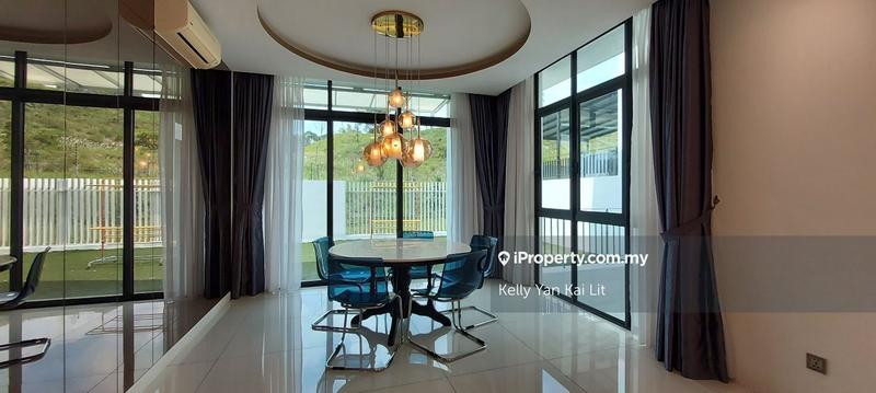 Bungalow House untuk Dijual di Taman Melawati, Ulu Kelang oleh Kelly Yan Kai Lit - Dining open to big backyard garden & mountain view - iProperty.com.my