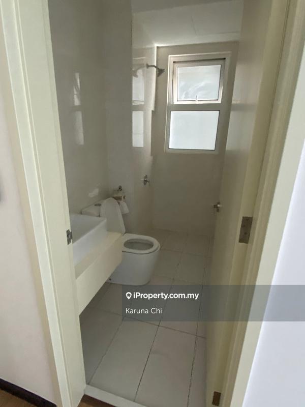 Master bedroom's  bathroom