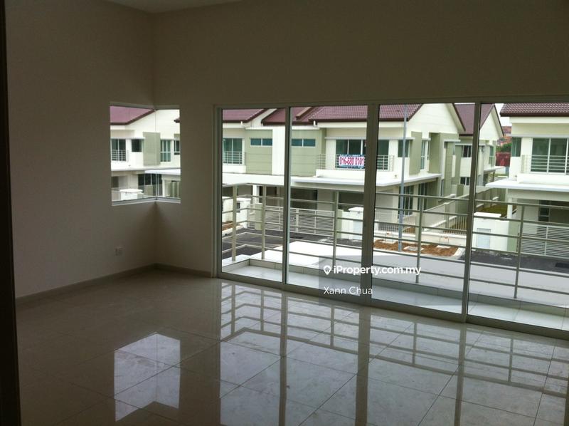 Rumah Berkembar untuk Dijual di Taman Equine, Seri Kembangan oleh Xann Chua - iProperty.com.my
