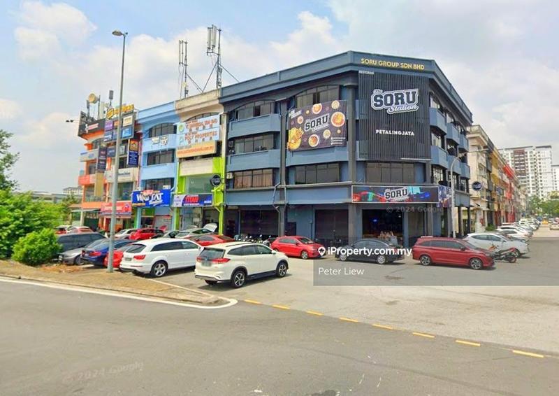 For Sale - ROI 5.2% BIG CORNER SHOP FACING MAIN ROAD, GOOD BUY, Taman Petaling, Petaling Utama. Fully tenanted