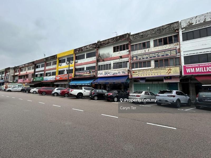 For Rent - Taman Johor Jaya 3 Storey Shoplot ( Whole Block )