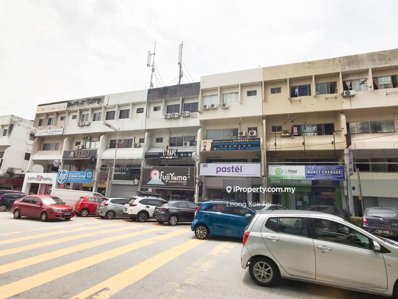 For Sale - Facing Inner Square Good Location with High Exposure 4 Storeys Shop Damansara Utama