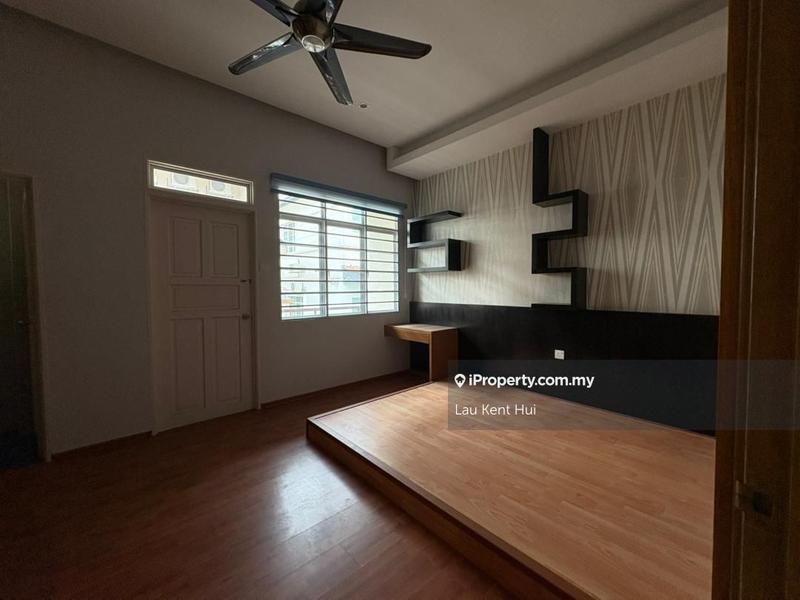 Bungalow House for Sale in Taman Pinggiran Putra, Seri Kembangan by Lau Kent Hui - iProperty.com.my