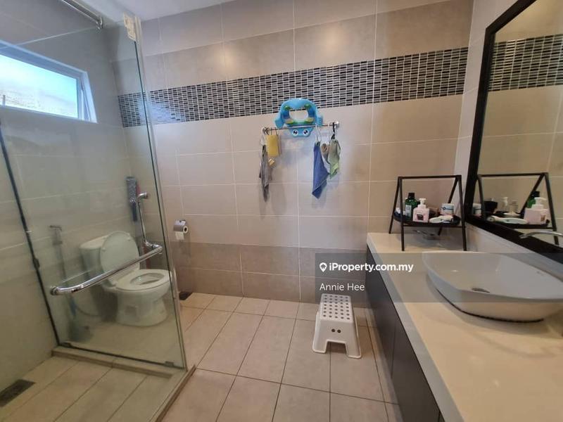 Bungalow House untuk Dijual di Taman Putra Pogun 3 Storey Link Bungalow House, Kota Kinabalu oleh Annie Hee - iProperty.com.my