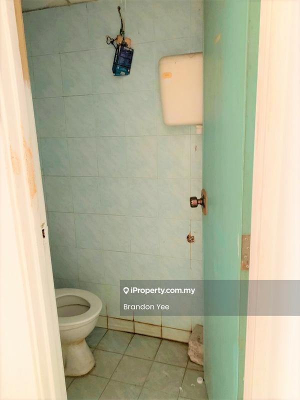 Kedai untuk Dijual di Bandar Putra Permai, Seri Kembangan oleh Brandon Yee - Bathroom - iProperty.com.my