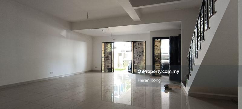 Rumah Berangkai 3 Tingkat untuk Dijual di Duta Villa, Setia Alam oleh Heren Kong - iProperty.com.my