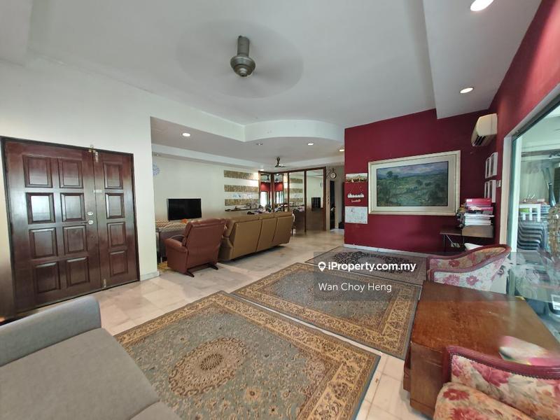 Well-lit and expansive living and dining area