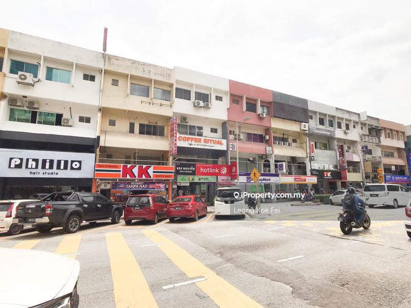 For Sale - Facing Inner Square Good Location with High Exposure 4 Storeys Shop Damansara Utama